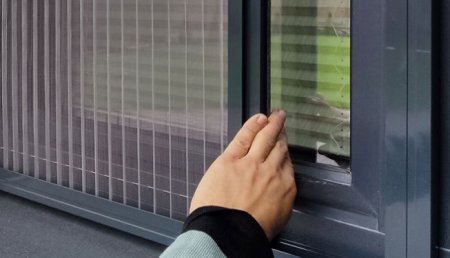 Як вибрати москітну сітку для дверей і не пожалкувати